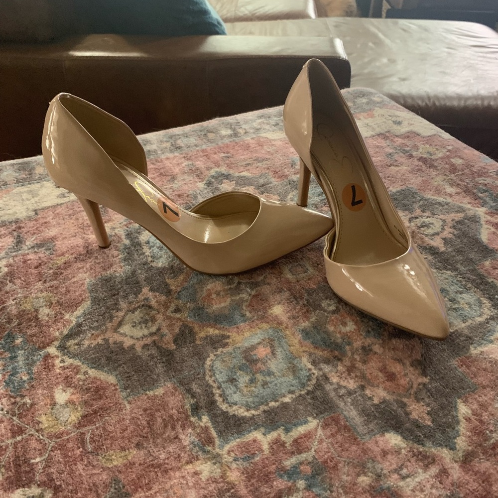 Beige shiny pumps